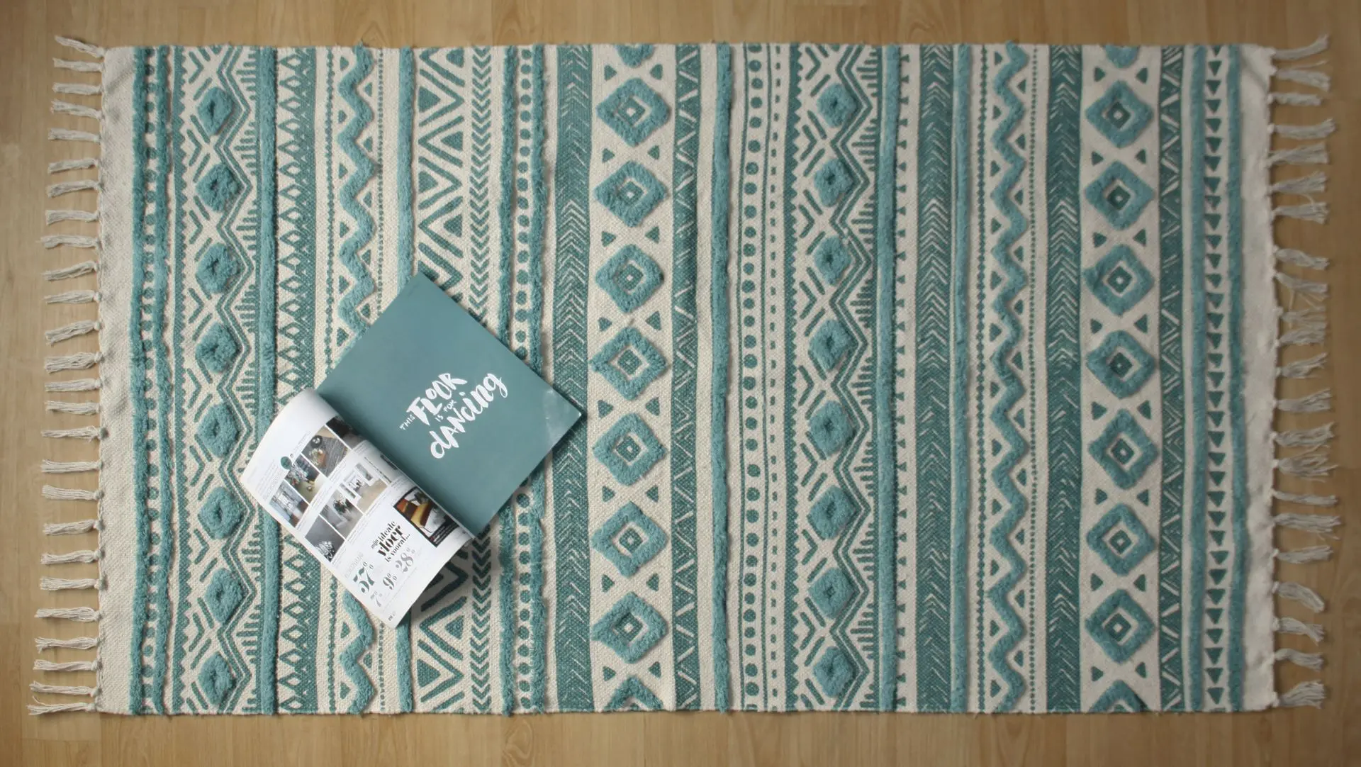 TUFTED RUG