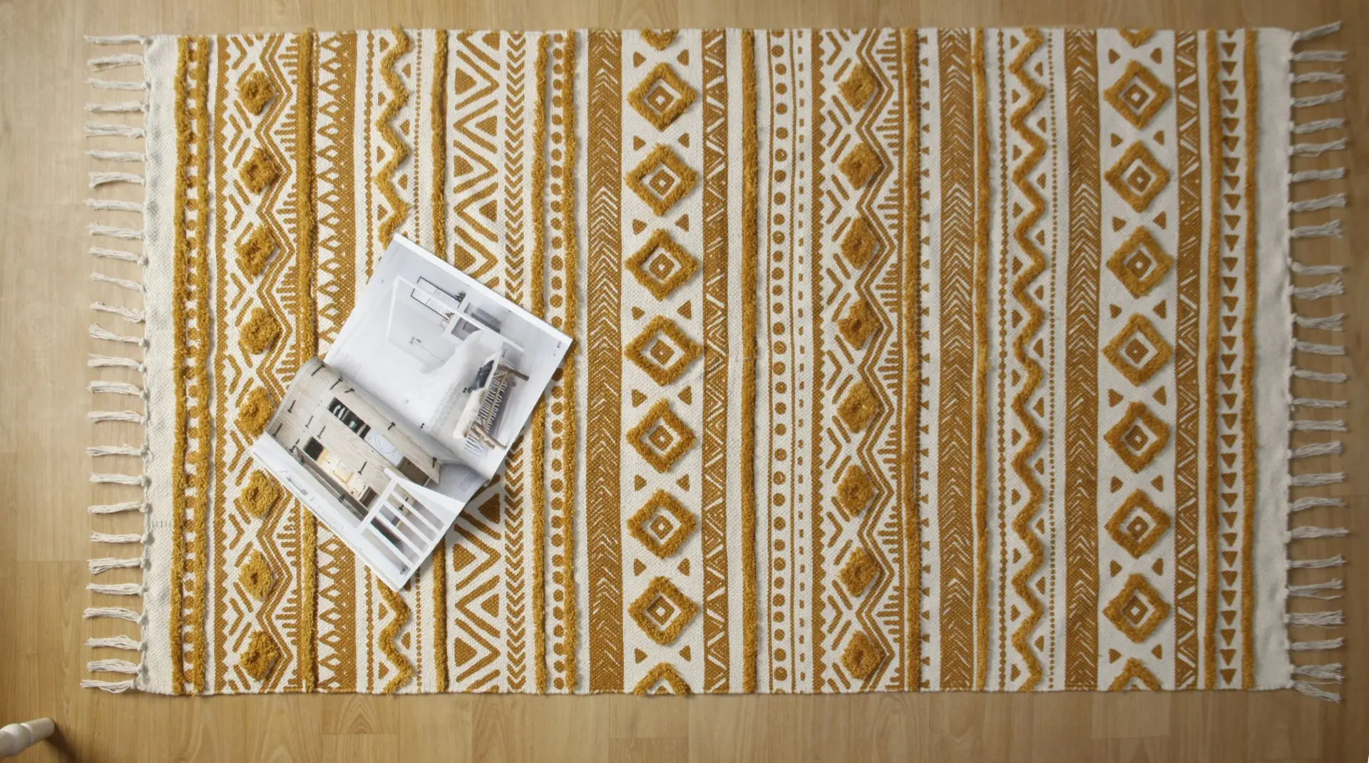 TUFTED RUG